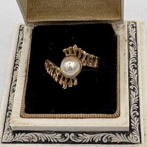 Elegant 14kt Gold and Pearl Women's Ring